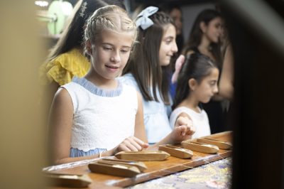 Las Falleras Mayores de Alzira 2027 recibieron sus espolines en Vives y Marí - 9