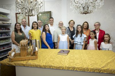 Las Falleras Mayores de Alzira 2027 recibieron sus espolines en Vives y Marí - 4