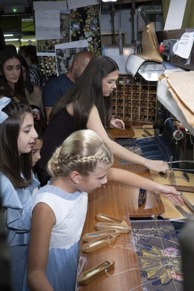 Las Falleras Mayores de Alzira 2027 recibieron sus espolines en Vives y Marí - 10