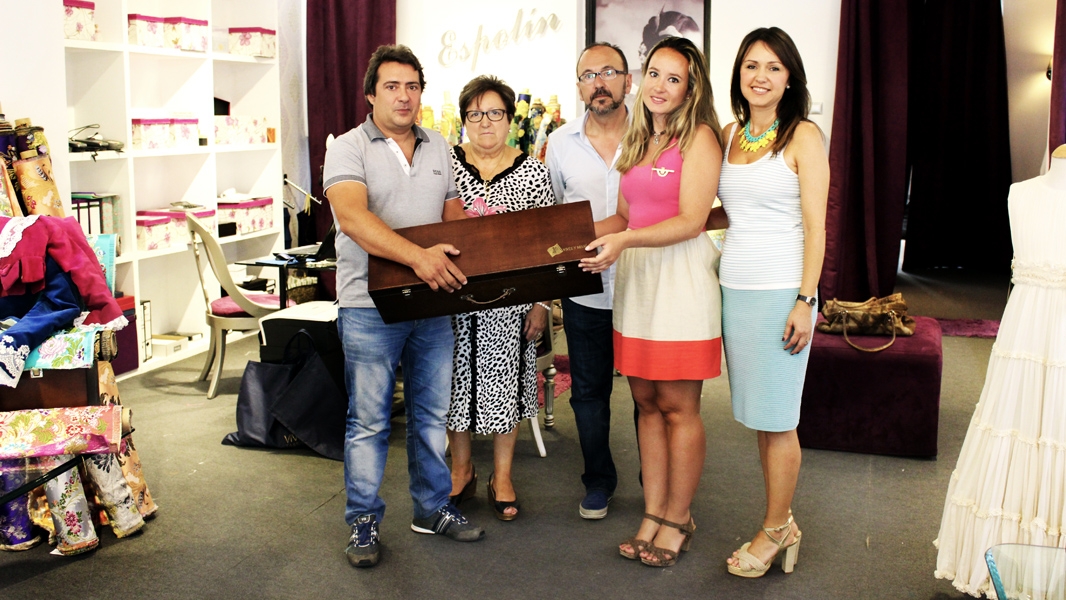 Vives y Marí delivers the fabric to the Fallera Mayor of Denia