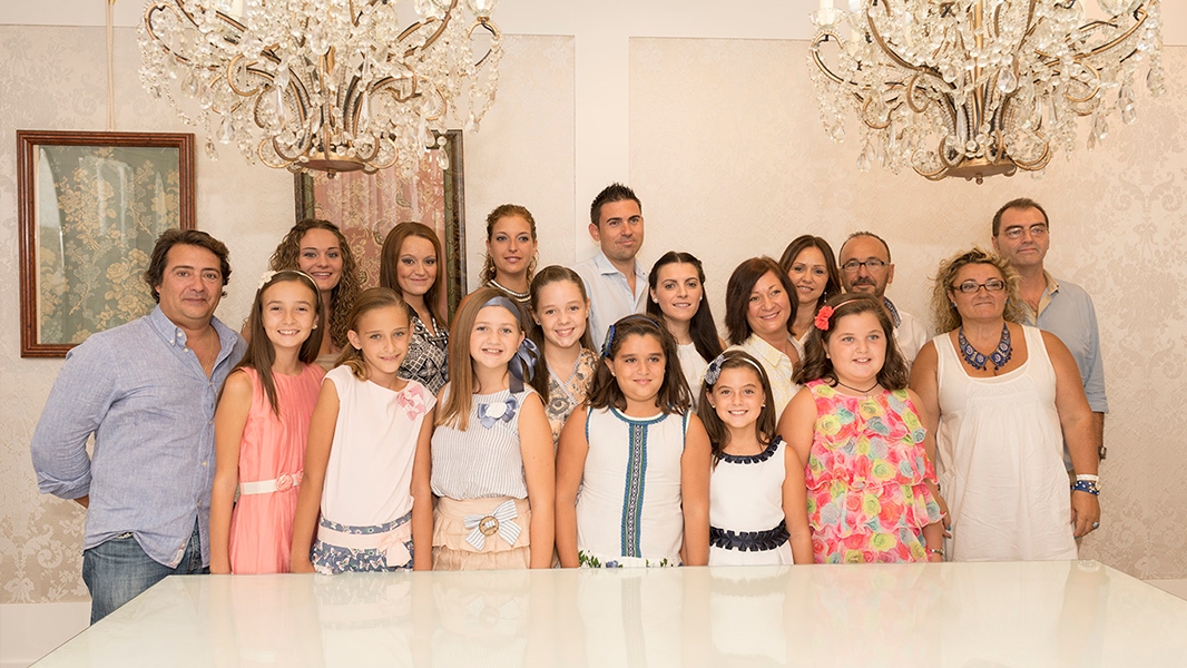 The Falleras Mayores de Alzira receive their fabrics
