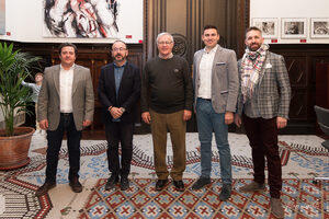 Vives y Marí obsequia con un damasco de seda al Ayuntamiento de Valencia - 5