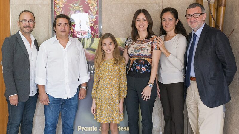 La Fallera Mayor Infantil chooses the color of her Espolín