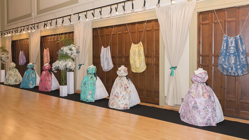 We present the fabrics that will be worn by the Children's Court.