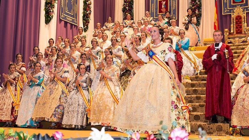 Vives y Marí dresses the Fallas Queen of Burriana and her Court of Honor.