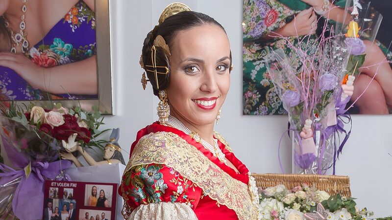 Um fato vermelho gerânio para a exaltação de Laura Puig Martí
