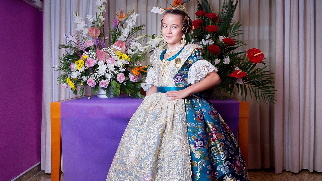 Leyre, Fallera Mayor Infantil de Torrent 2019, estrena su primer traje oficial