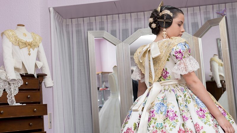 Burriana's Reina Fallera Infantil and her Court wear Vives y Marí fabrics.