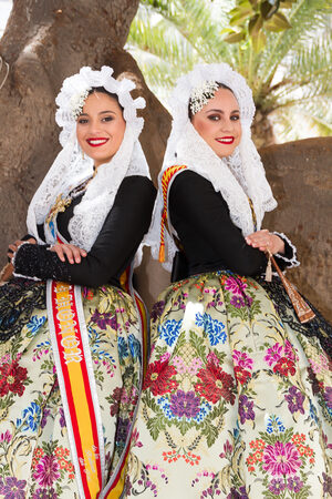 Más telas de Vives y Marí en el comienzo oficial de las Hogueras de Isabel y Noelia - 10