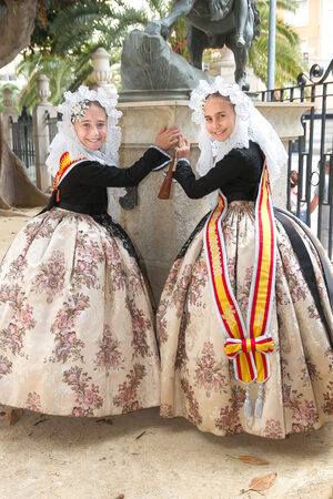 Más telas de Vives y Marí en el comienzo oficial de las Hogueras de Isabel y Noelia - 12
