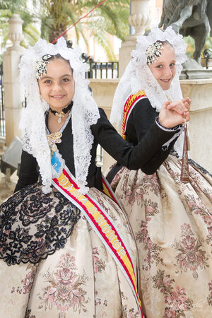 Más telas de Vives y Marí en el comienzo oficial de las Hogueras de Isabel y Noelia - 13