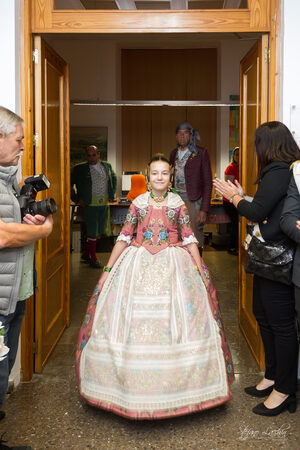 Las Falleras Mayores de Sagunto lucen dos telas de Vives y Marí en su acto de proclamación - 8
