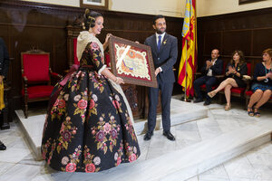 Las Falleras Mayores de Sagunto lucen dos telas de Vives y Marí en su acto de proclamación - 11