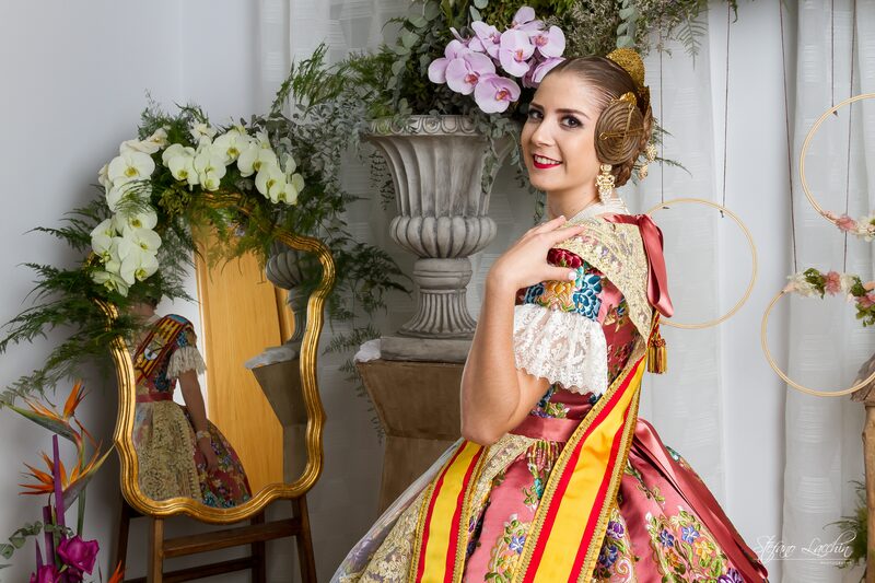 Na sua exaltação, Safir Malonda, Fallera Mayor de Dénia 2020, veste uma bela seda estreita de vives y marí.