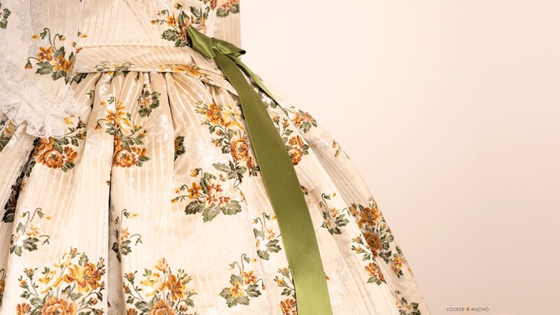 Estefanía López debuts the third Vives y Marí suit.