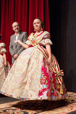 El espolín "Alzira" de Sara Martínez es rojo "Borgoña" - 3