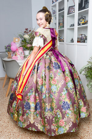 A grape-colored silk for the exaltation of Candela, Fallera Mayor Infantil of Dénia 2024 - 2