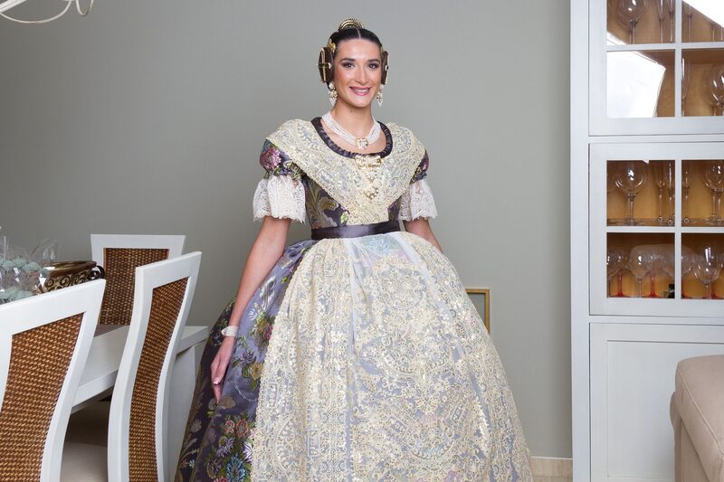 La Reina Fallera de Burriana elige un gris "Plomo" para su exaltación