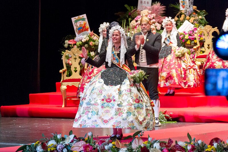 La Bellesa del Foc Infantil 2024 estrena su espolín blanco "Madreperla".