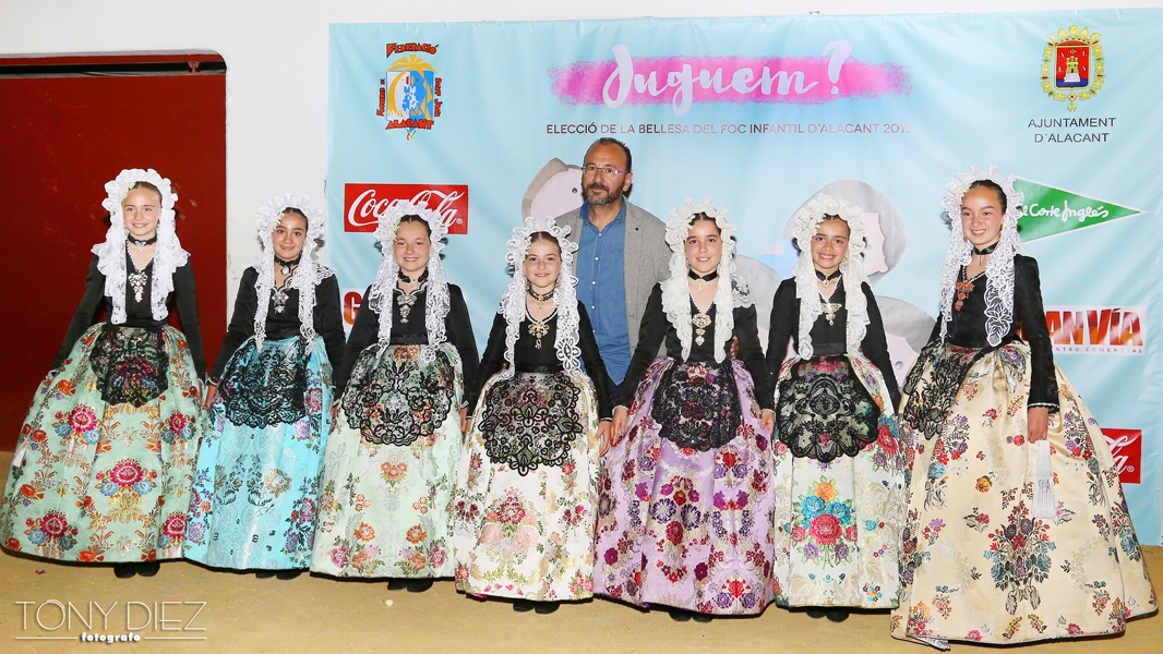 Vives and Marí and the representatives of the Alicantinas festivals