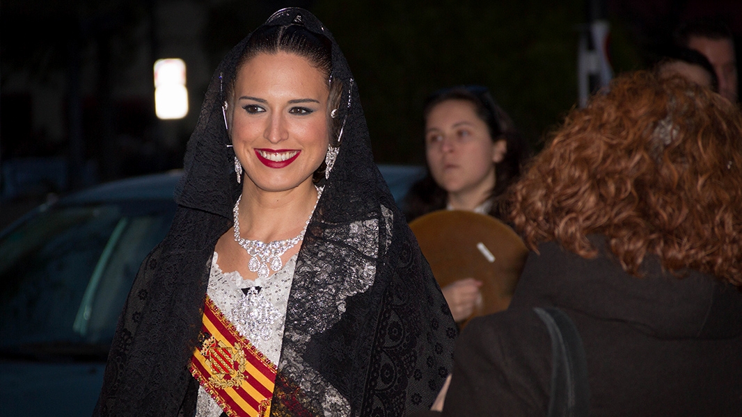 Alicia estreia um vestido preto na Oferenda à Virgem de Campanar