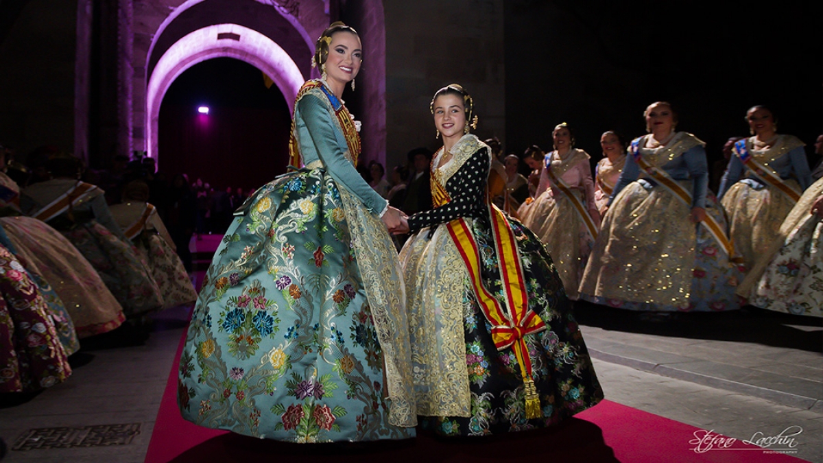 Las Falleras Mayores de Valencia dan comienzo a las Fallas luciendo sedas de Vives y Marí