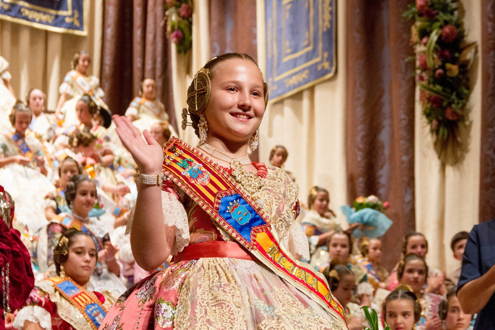 La Reina Fallera Infantil de Burriana viste de &quot;Rosa Oporto&quot; para su exaltación