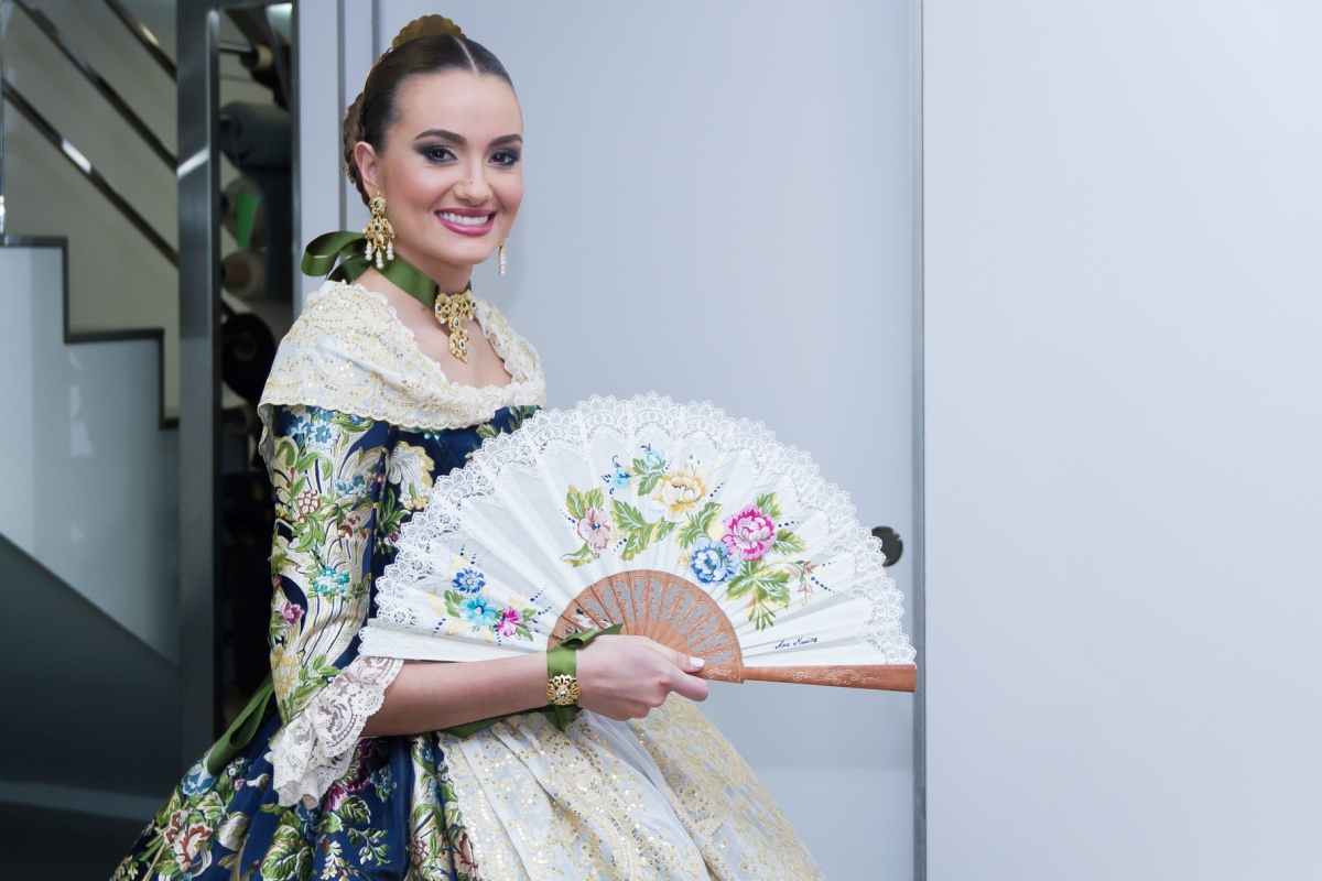 Un dibujo exclusivo en azul Marino para la Gala Fallera de Consuelo