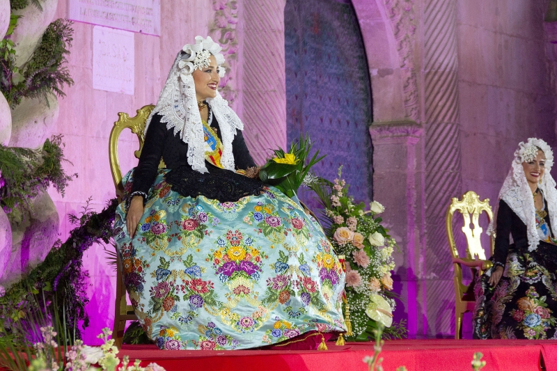 El espolín &quot;Bellesa del Foc&quot; de Adriana Vico Melgar tiene un fondo color azul &quot;Surf&quot;.