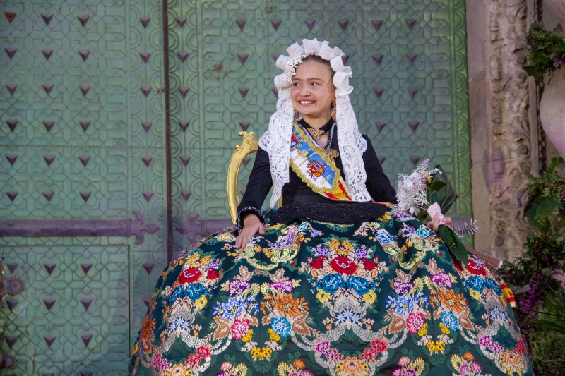 Valentina Tárraga estrena su espolín &quot;Bellesa del Foc&quot; con un fondo &quot;Verde Eagle&quot;