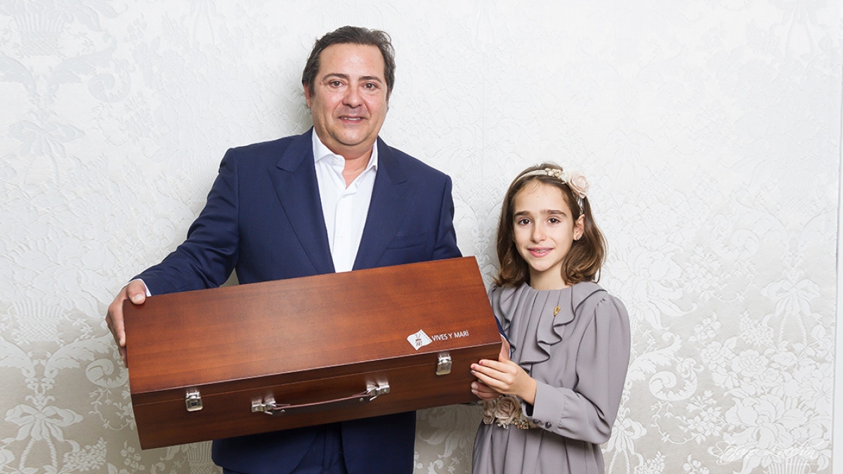 Carmen, Fallera Mayor Infantil de Xàtiva 2019, recibe sus telas