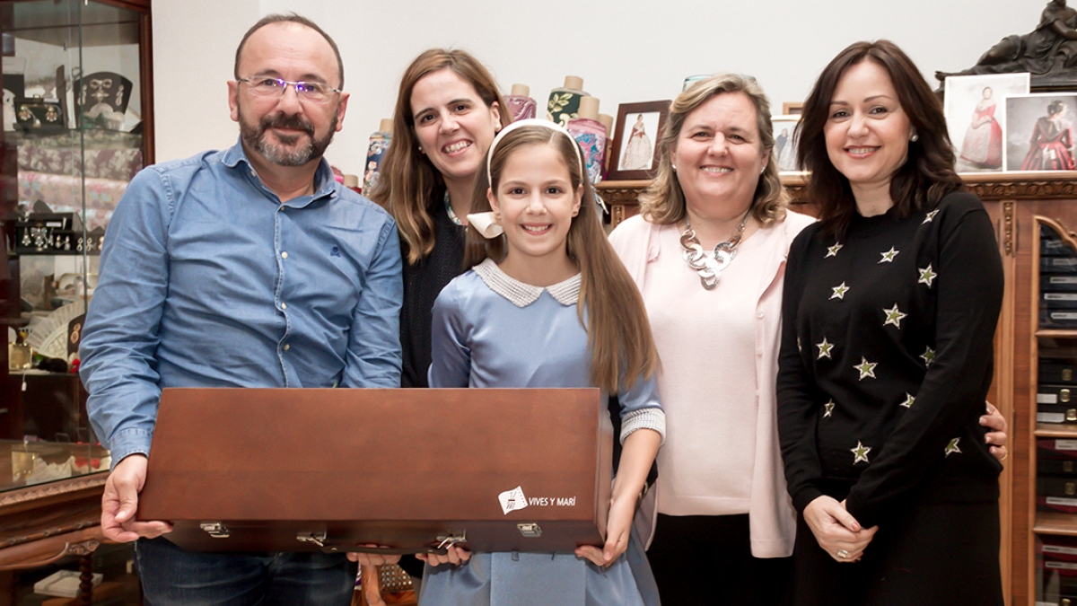 Clara recibe una tela de Vives y Marí