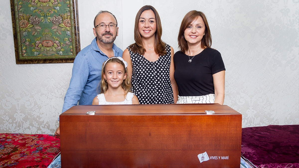 Carmen Raga i Ortí y Leyre Gallego Ruiz, Falleras Mayores de Torrent 2019, reciben sus telas